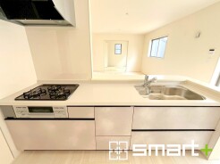 ~人気のカウンターキッチン~
・キッチンは人気のカウンタータイプを採用。「ご家族の顔が見える」造りです。
・蛇口に浄水器が内蔵されているなど機能面でも優れた仕様です。