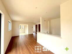 ~穏やかな陽の入るLDK~
・大きな窓のあるLDKは陽当りも良好で明るい空間となっております。
・ご家族団らんなど過ごす時間の多いLDKが明るいのは嬉しいポイントですね。
(1号棟)