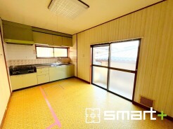 ~使い勝手の良いシステムキッチン~
・料理がしやすい設計のキッチンでお料理もはかどりますね。
・もちろんキッチン下部は収納になっておりますので、フライパンなども収納可能です。
(リフォーム前)