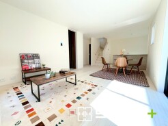 ~穏やかな陽の入るLDK~
・大きな窓のあるLDKは陽当りも良好で明るい空間となっております。
・ご家族団らんなど過ごす時間の多いLDKが明るいのは嬉しいポイントですね。
(1号棟)