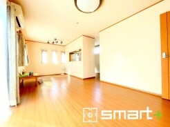 ~穏やかな陽の入るLDK~
・大きな窓のあるLDKは陽当りも良好で明るい空間となっております。
・ご家族団らんなど過ごす時間の多いLDKが明るいのは嬉しいポイントですね。