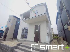 ~シンプルかつオシャレな白い外観~
・外壁をホワイトカラーにする事でクラシカルな印象の外観になりますね。
・高級感も出るので毎日家に帰るのが誇らしくなります。ぜひ現地でご確認くださいませ。