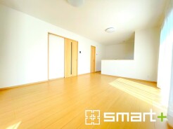 ~日当り良好のLDK~
・穏やかな陽だまりに包まれる居心地の良いLDKは、ご家族が自然と集まる憩いのスペースに。
・料理と洗濯、片付けなど並行して家事を進める時に便利な回遊動線。