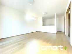 ~ナチュラルな色彩のLDK~
・自然な風合いの色味で纏められたLDKは家具のコーディネートもしやすくなっております。
・どんなインテリアにするか、考えるだけでも楽しくなりますね。