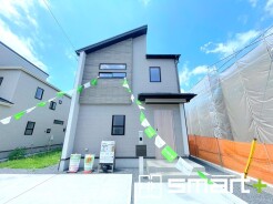 ~明るさを感じる外観~
・外壁は2トーンカラーを採用し、デザイン性に優れた見た目となっております。
・帰宅した際にホッと感じるような飽きのこない外観。ぜひ現地でご確認くださいませ。