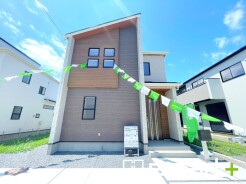 ~明るさを感じる外観~
・外壁は2トーンカラーを採用し、デザイン性に優れた見た目となっております。
・帰宅した際にホッと感じるような飽きのこない外観。ぜひ現地でご確認くださいませ。