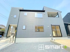~シックな色彩の外観を採用~
・外壁に濃い色を採用する事でモダンな印象のシックな外観となっております。
・高級感も出るので毎日家に帰るのが誇らしくなります。ぜひ現地でご確認くださいませ。