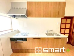 ~リビングを有効活用~
・キッチンは対面式ではなく壁側にございますので、お部屋の中の空間を有効活用できます。
・現地ではぜひ家具の配置などもイメージしながらご見学くださいませ。