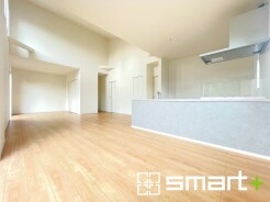 ~余裕の空間が広がるLDK~
・25帖あるLDKはご家族団らんのお時間を余裕の広さで演出してくれます。
・ご内覧の際は家具の配置などもイメージしながらご覧くださいませ。