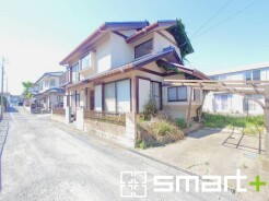 ~和風な外観の邸宅~
・シックな和風の外観のお住まい。心が落ち着く見た目となっております。
・重厚感と和の趣を兼ね備えた佇まい。年月を重ねても飽きのこない、上質な外観デザインです。