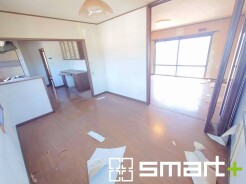 ~オプション施行もお任せください~
・フローリングの変色など劣化を軽減し、水をこぼした場合などにも防いでくれるフロアコーテイングが人気となっております。
・オプション施行もお任せください。