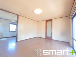 ~余裕の空間が広がるLDK~
・21帖あるLDKはご家族団らんのお時間を余裕の広さで演出してくれます。
・ご内覧の際は家具の配置などもイメージしながらご覧くださいませ。