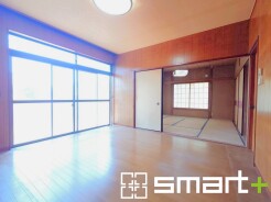 ~穏やかな陽の入るLDK~
・大きな窓のあるLDKは陽当りも良好で明るい空間となっております。
・ご家族団らんなど過ごす時間の多いLDKが明るいのは嬉しいポイントですね。