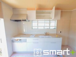 ~リビングを有効活用~
・キッチンは対面式ではなく壁側にございますので、お部屋の中の空間を有効活用できます。
・現地ではぜひ家具の配置などもイメージしながらご見学くださいませ。