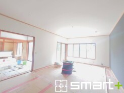 ~穏やかな陽の入るLDK~
・大きな窓のあるLDKは陽当りも良好で明るい空間となっております。
・ご家族団らんなど過ごす時間の多いLDKが明るいのは嬉しいポイントですね。