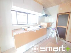~広々キッチンスペース~
・キッチンスペースは余裕のある広さとなっており、キッチン内のでのすれ違いも楽々。
・お料理や洗い物がしやすい設計となっております。