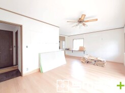 ~余裕の空間が広がるLDK~
・18.53帖あるLDKはご家族団らんのお時間を余裕の広さで演出してくれます。
・ご内覧の際は家具の配置などもイメージしながらご覧くださいませ。
