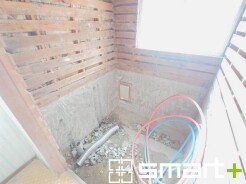 ~使いやすさに配慮された浴室~
・シンプルでお手入れもしやすい浴室です。毎日の生活を支える、実用性の高いバスルームとなっています。
・リフォームにより清潔感のある浴室に一新されています。すぐに気持ちよくご利用いただける快適なバスルームです。