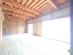 ~穏やかな陽の入るLDK~
・大きな窓のあるLDKは陽当りも良好で明るい空間となっております。
・ご家族団らんなど過ごす時間の多いLDKが明るいのは嬉しいポイントですね。