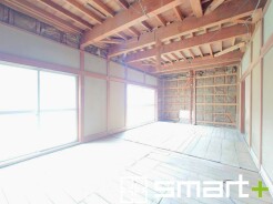 ~余裕の空間が広がるLDK~
・18帖あるLDKはご家族団らんのお時間を余裕の広さで演出してくれます。
・ご内覧の際は家具の配置などもイメージしながらご覧くださいませ。