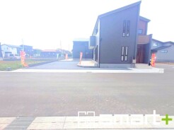~モダンな印象の外観~
・ネイビーカラーに木目調のデザインは重厚感ある印象になりますね。
・木の温もりを感じる木目調の外観はシンプルでありながら高級感のあるデザインです。