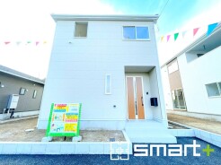 ~シンプルかつオシャレな白い外観~
・外壁をホワイトカラーにする事でクラシカルな印象の外観になりますね。
・高級感も出るので毎日家に帰るのが誇らしくなります。ぜひ現地でご確認くださいませ。