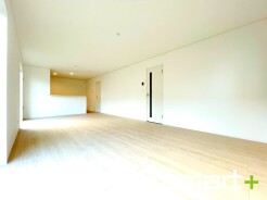 ~窓からはたっぷりの陽光~
・穏やかな陽だまりに包まれる居心地の良いLDKは、ご家族が自然と集まる憩いのスペースに。
・家事をしながらご家族との会話が楽しめる人気のカウンターキッチンも魅力。