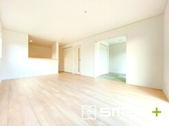 ~家族団らんにピッタリの広々リビング~
・自然の光が降り注ぐ明るいLDKは家族団らんにピッタリ。
・隣接の和室を続き間として利用すれば23帖の広々空間になります。