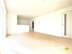 ~窓からはたっぷりの陽光~
・穏やかな陽だまりに包まれる居心地の良いLDKは、ご家族が自然と集まる憩いのスペースに。
・家事をしながらご家族との会話が楽しめる人気のカウンターキッチンも魅力。
(1号棟)