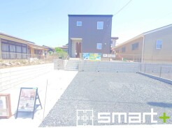 ~シックな色彩の外観を採用~
・外壁に濃い色を採用する事でモダンな印象のシックな外観となっております。
・高級感も出るので毎日家に帰るのが誇らしくなります。ぜひ現地でご確認くださいませ。