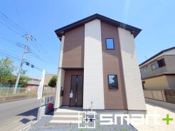 ~明るさを感じる外観~
・外壁は2トーンカラーを採用し、デザイン性に優れた見た目となっております。
・帰宅した際にホッと感じるような飽きのこない外観。ぜひ現地でご確認くださいませ。