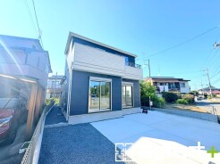 ~モダンな印象を与える外観~
・シックな色彩の2トーンカラーを採用する事でモダンでお洒落な印象の外観となっております。
・毎日家に帰ってくることが誇らしくなる高級感のある仕様。