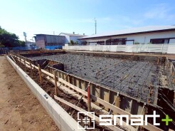 ~ベタ基礎でしっかりとした土台~
・コンクリートの中に鉄筋を配し強度を高めた「ベタ基礎」を採用。
・しっかりとした土台を造ったうえで、その上に建物が築造されていきます(2号棟)。