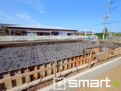 ~閑静な住宅街の立地~
・周辺は閑静な住宅街となっておりますので、静かな暮らしをご実現いただけます。
・前面道路の交通量も多くないので、小さなお子様がいるご家庭でもご安心ですね(2号棟)。