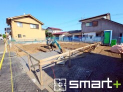 ~閑静な住宅街の立地~
・周辺は閑静な住宅街となっておりますので、静かな暮らしをご実現いただけます。
・前面道路の交通量も多くないので、小さなお子様がいるご家庭でもご安心ですね。