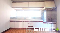 ~リビングを有効活用~
・キッチンは対面式ではなく壁側にございますので、お部屋の中の空間を有効活用できます。
・現地ではぜひ家具の配置などもイメージしながらご見学くださいませ。