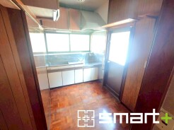 ~広々キッチンスペース~
・キッチンスペースは余裕のある広さとなっており、キッチン内のでのすれ違いも楽々。
・お料理や洗い物がしやすい設計となっております。