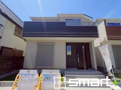 ~シックな色彩の外観を採用~
・外壁に濃い色を採用する事でモダンな印象のシックな外観となっております。
・高級感も出るので毎日家に帰るのが誇らしくなります。ぜひ現地でご確認くださいませ。