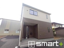 ~モダンな印象の外観~
・ホワイトカラーに木目調をアクセントとしたことで温かみのある落ち着いた印象の外観。
・幅広いテイストにマッチし、高級感を与えてくれるデザインに仕上げました。
(1号棟)