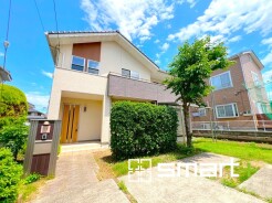 ~陽光あふれる戸建住宅~
・明るい陽射しが差し込む開放感のある住まいです。
・駐車スペース付き!ぜひ現地で住環境をご体感ください。