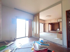 ~穏やかな陽の入るLDK~
・大きな窓のあるLDKは陽当りも良好で明るい空間となっております。
・ご家族団らんなど過ごす時間の多いLDKが明るいのは嬉しいポイントですね。