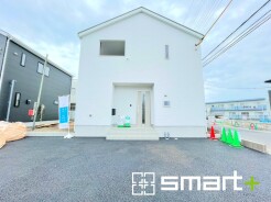~シンプルかつオシャレな白い外観~
・外壁をホワイトカラーにする事でクラシカルな印象の外観になりますね。
・高級感も出るので毎日家に帰るのが誇らしくなります。ぜひ現地でご確認くださいませ。