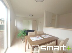 ~窓からはたっぷりの陽光~
・大きな窓から明るい陽光が舞い込みお部屋全体を心地のよい空間に。
・料理と洗濯、片付けなど並行して家事をこなせる回遊動線。無駄のない動きで効率もアップ。
(3号棟)