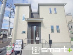 ~明るさを感じる外観~
・外壁は2トーンカラーを採用し、デザイン性に優れた見た目となっております。
・帰宅した際にホッと感じるような飽きのこない外観。ぜひ現地でご確認くださいませ。