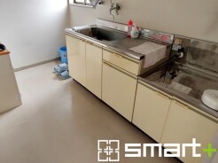 ~広々キッチンスペース~
・キッチンスペースは余裕のある広さとなっており、キッチン内のでのすれ違いも楽々。
・お料理や洗い物がしやすい設計となっております。
