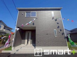 ~シックな色彩の外観を採用~
・外壁に濃い色を採用する事でモダンな印象のシックな外観となっております。
・高級感も出るので毎日家に帰るのが誇らしくなります。ぜひ現地でご確認くださいませ。