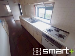 ~リビングを有効活用~
・キッチンは対面式ではなく壁側にございますので、お部屋の中の空間を有効活用できます。
・現地ではぜひ家具の配置などもイメージしながらご見学くださいませ。