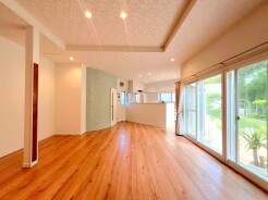~住まう人を魅了するホテルライクなLDK~
・開放感あふれる大空間とデザイン性の高い内装が、ワンランク上の暮らしを演出します。
・「実際に見てみたい」と感じられる、写真では伝えきれない魅力をぜひ現地でご体感くださ