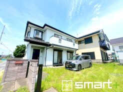 ~青空に映える角地の住まい~
・開放感のある立地とゆとりある敷地が魅力です。
・ぜひ現地で住み心地をご体感ください。