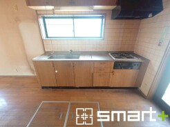 ~リビングを有効活用~
・キッチンは対面式ではなく壁側にございますので、お部屋の中の空間を有効活用できます。
・現地ではぜひ家具の配置などもイメージしながらご見学くださいませ。